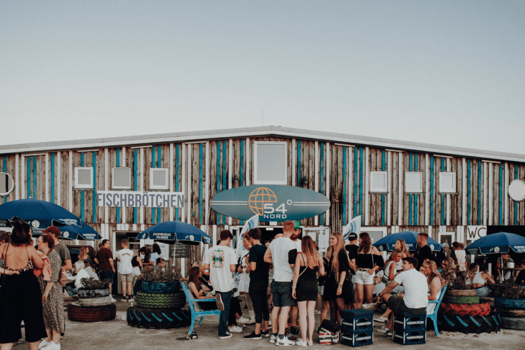 54 Grad Nord — Außenansicht der Beach-Bar am Strandparkplatz Nebel, Amrum