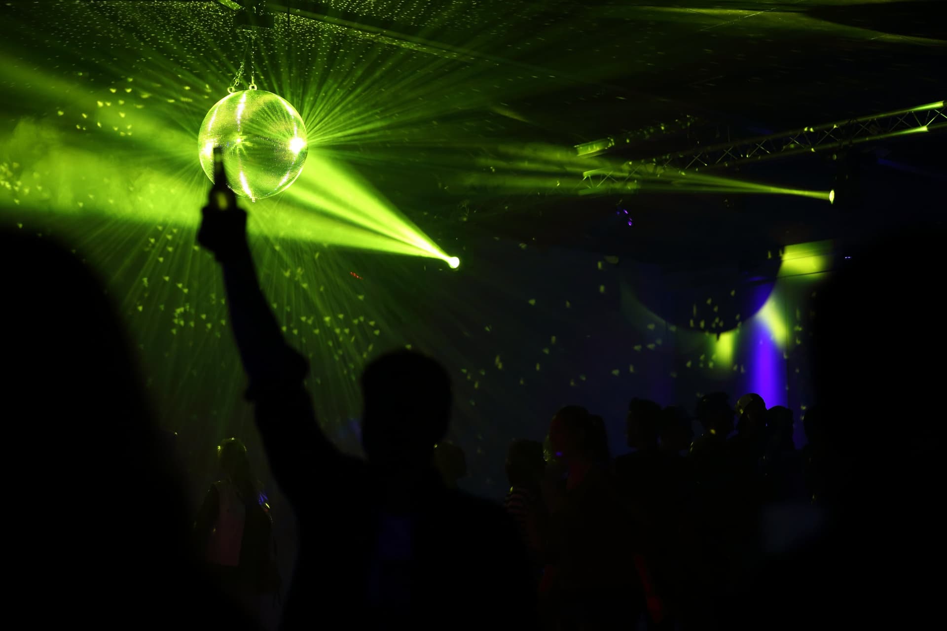 Discokugel mit grünen Lasern und Crowd — 54 Grad Nord, Amrum