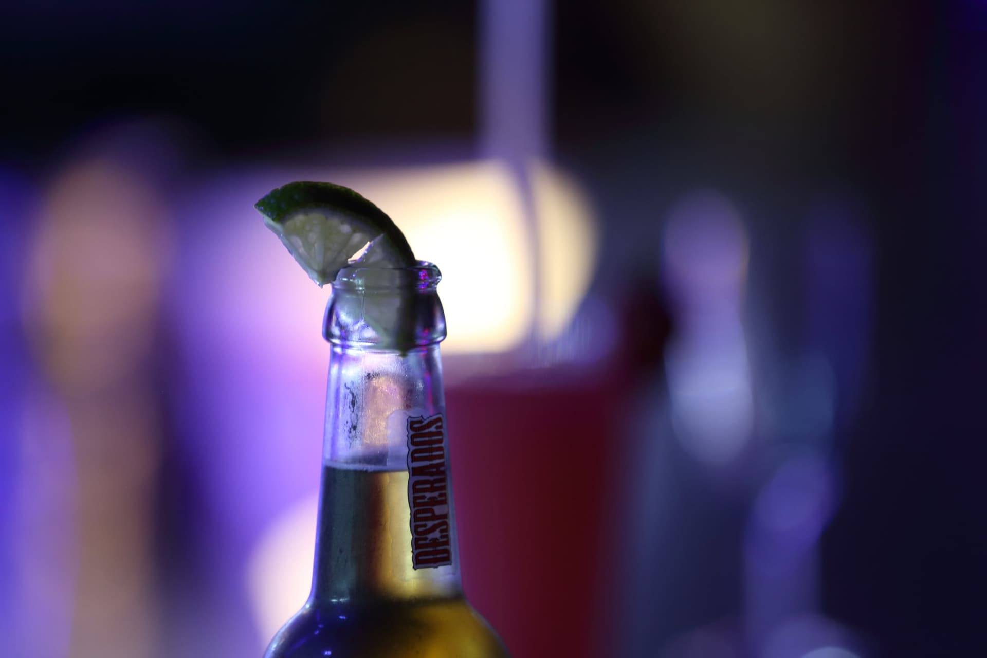 Desperados-Bier mit Limettenscheibe in Disco-Beleuchtung — 54 Grad Nord, Amrum