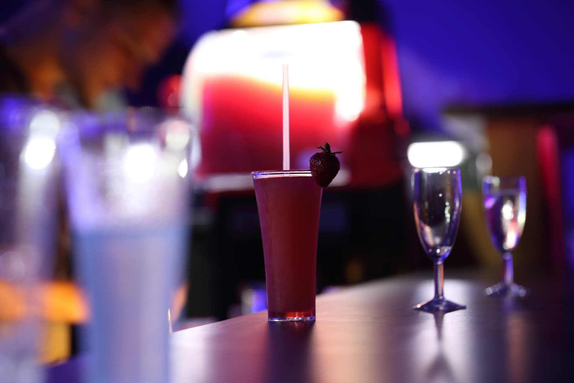Erdbeer-Cocktail mit Sektgläsern in lila Licht — 54 Grad Nord, Amrum
