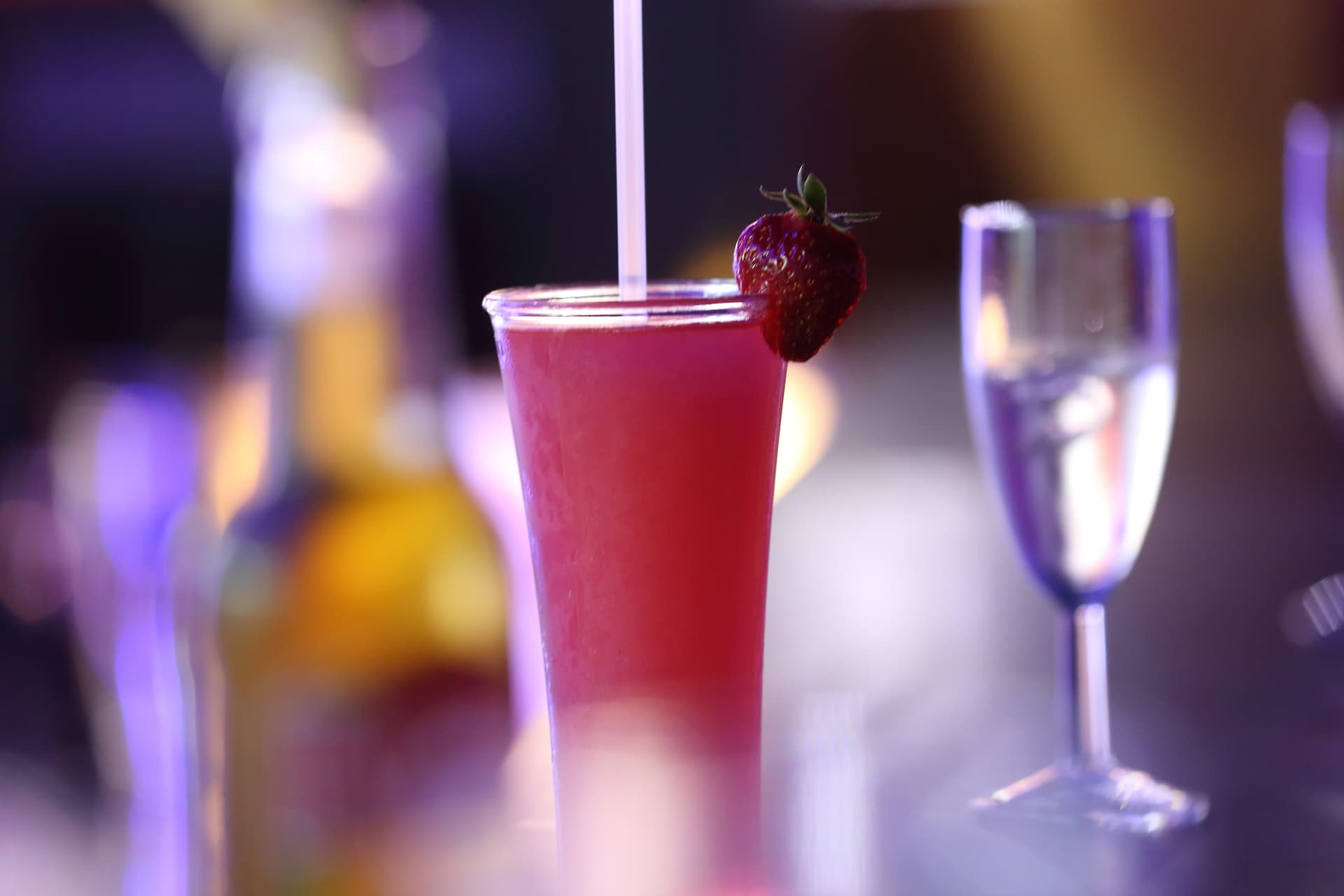 Erdbeer-Cocktail mit Champagner-Glas im Hintergrund — 54 Grad Nord, Amrum