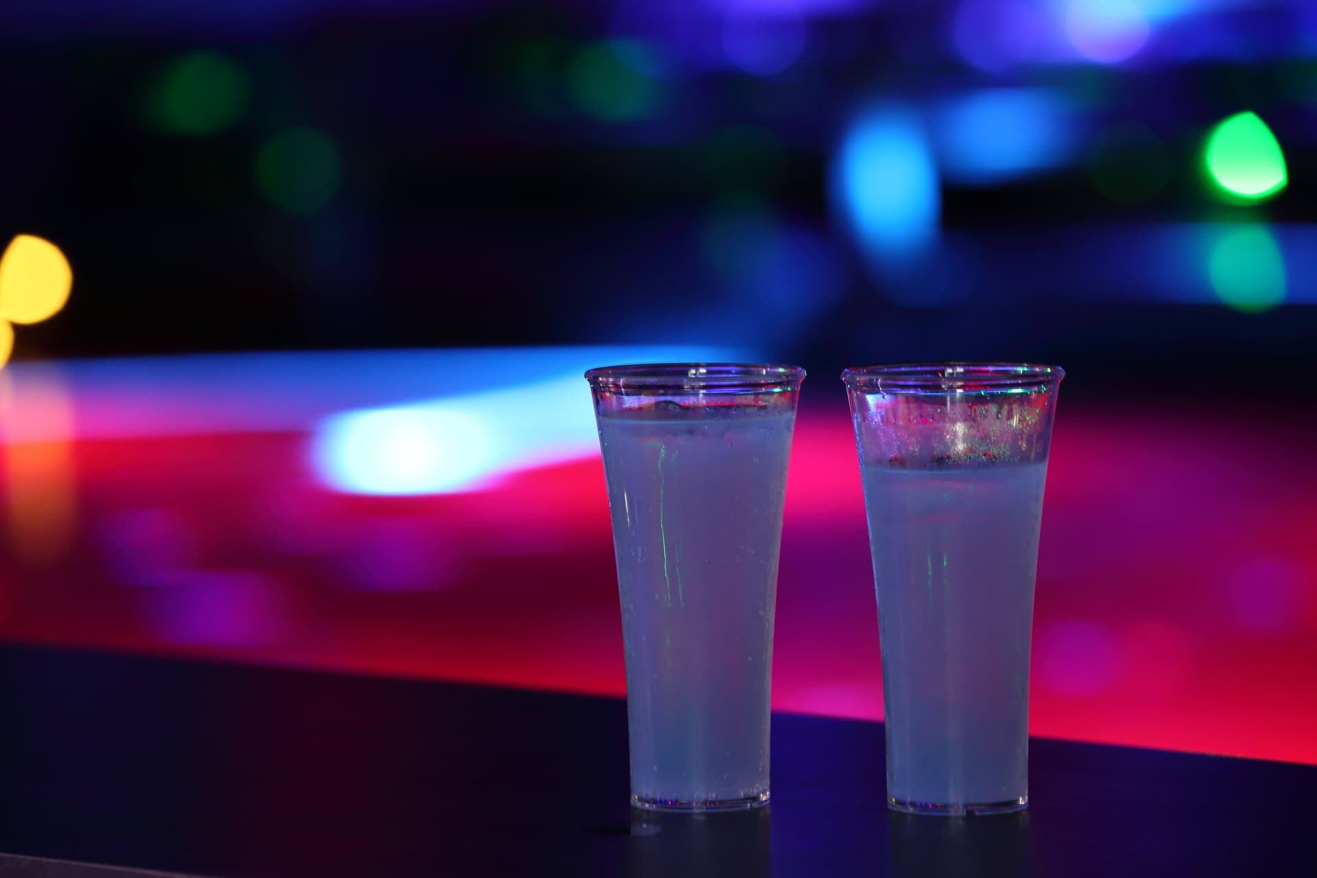 Drinks auf der Bartheke vor bunten Disco-Lichtern — 54 Grad Nord, Amrum
