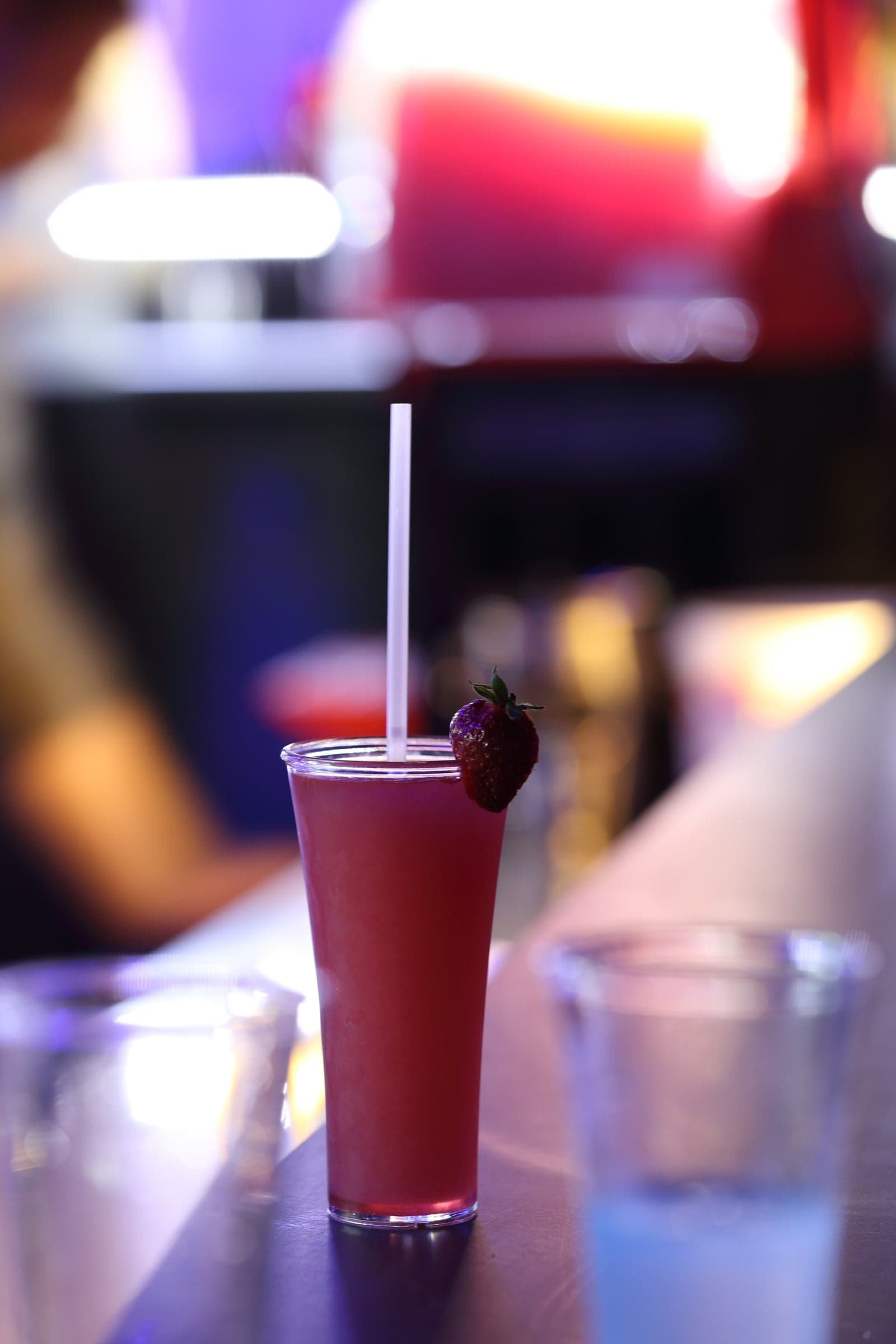Erdbeer-Smoothie auf Theke vor bunten Lichtern — 54 Grad Nord, Amrum