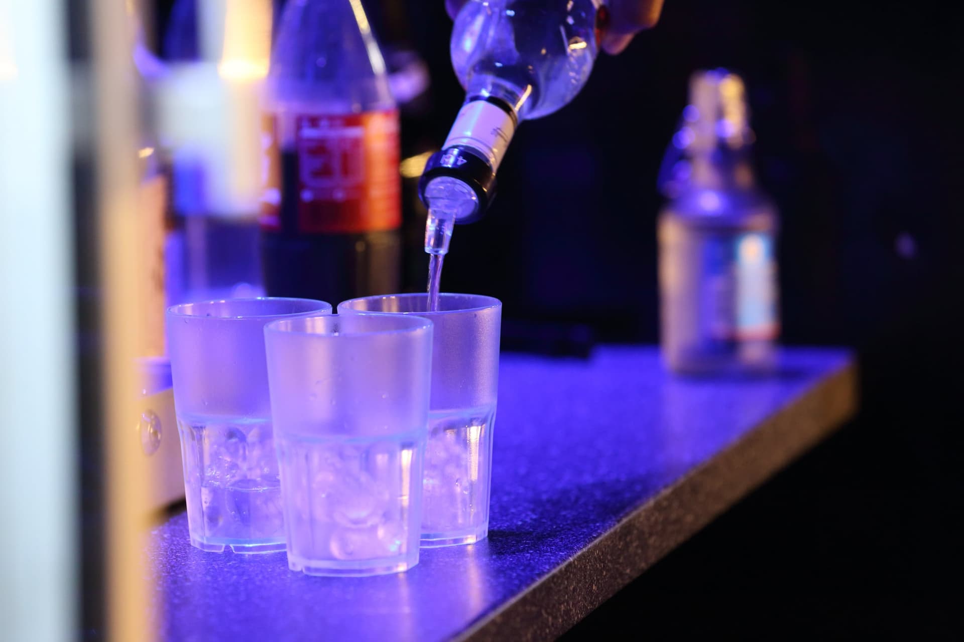 Wodka-Shots werden eingegossen — 54 Grad Nord, Amrum